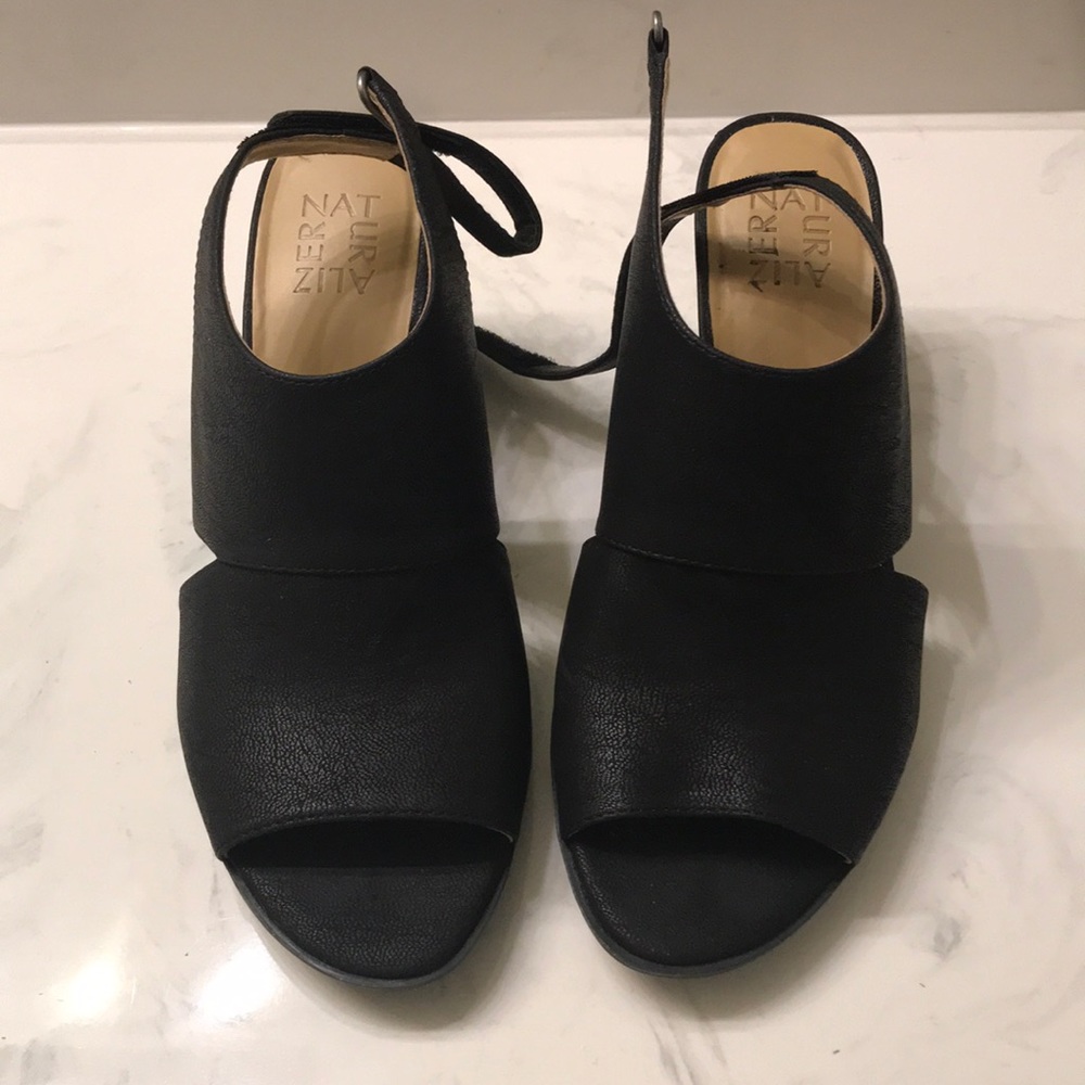 Naturalizer TATUM open toed size 9M. Worn once.